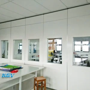 Vách ngăn di động gỗ laminate có ô kính