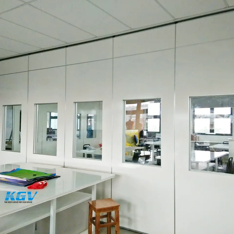 vach-ngan-di-dong-go-laminate-co-o-kinh