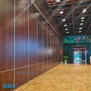 Vách ngăn di động nhà hàng bề mặt gỗ