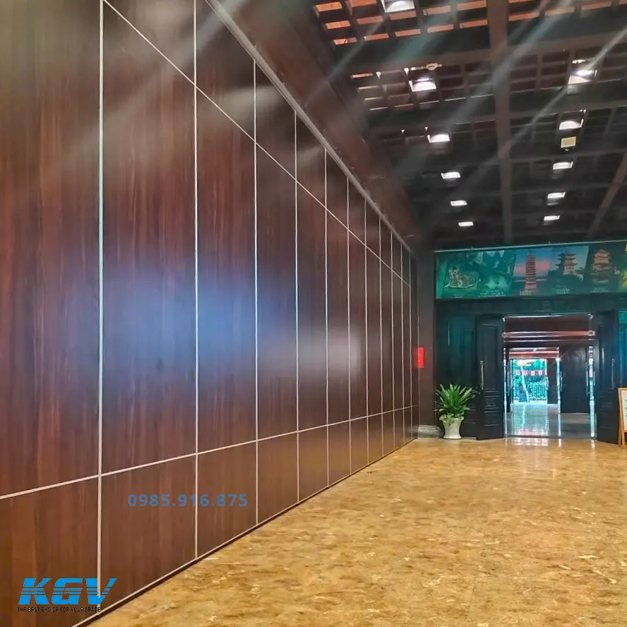 vach-ngan-di-dong-nha-hang-be-mat-go 1