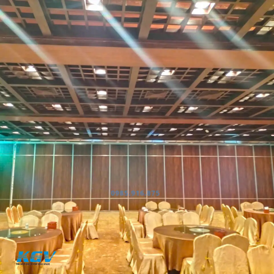 vach-ngan-di-dong-nha-hang-be-mat-go