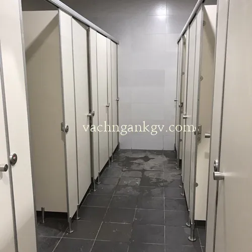 vach-ngan-phong-ve-sinh-2 Vách ngăn phòng vệ sinh 2 tông màu sáng