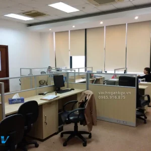 Vách ngăn văn phòng 45mm dạng module kết hợp gỗ kính và khung nhôm