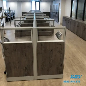 Vách ngăn văn phòng kết hợp gỗ kính và khung nhôm 45mm